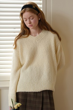 Cest_Creamy v-neck wool sweater