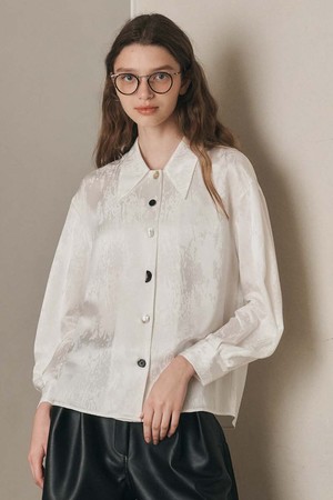 WD_Button point white blouse