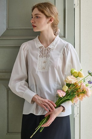 SR_Lace paneled hollow puff blouse