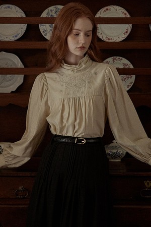 PM_Pleated collar embroidered blouse