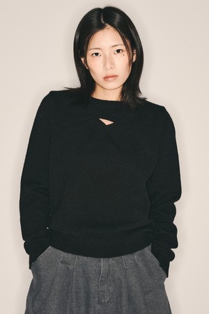 AR_Cut out round neck knit top