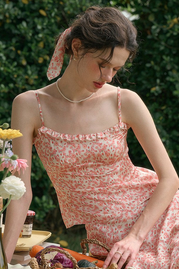 플라워 패턴이 돋보이는 핑크 컬러의 SR_Flower 스퀘어넥 이너탑입니다. 부드러운 폴리에스테르 소재로 제작되었으며, 얇은 두께감과 슬림핏으로 봄, 여름 데일리룩에 페미닌하고 로맨틱한 무드를 더합니다. 러플 디테일과 스트랩 디자인이 특징인 크롭 기장의 민소매 이너탑입니다.
