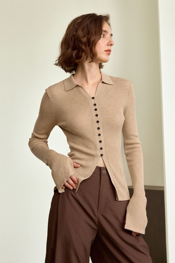 울 소재의 YY_Long-sleeve knit wool top은 부드러운 촉감과 슬림핏 디자인으로, 엘레강스하고 클래식한 스타일을 연출합니다. 가짜 커프스 디자인이 돋보이며, 베이지색과 회색 두 가지 색상으로 출시되어 데일리룩부터 포멀한 스타일까지 다양하게 활용 가능합니다. 하이웨스트 캐주얼 드레이프 팬츠와 코디하여 세련된 가을, 겨울 스타일을 완성해보세요.
