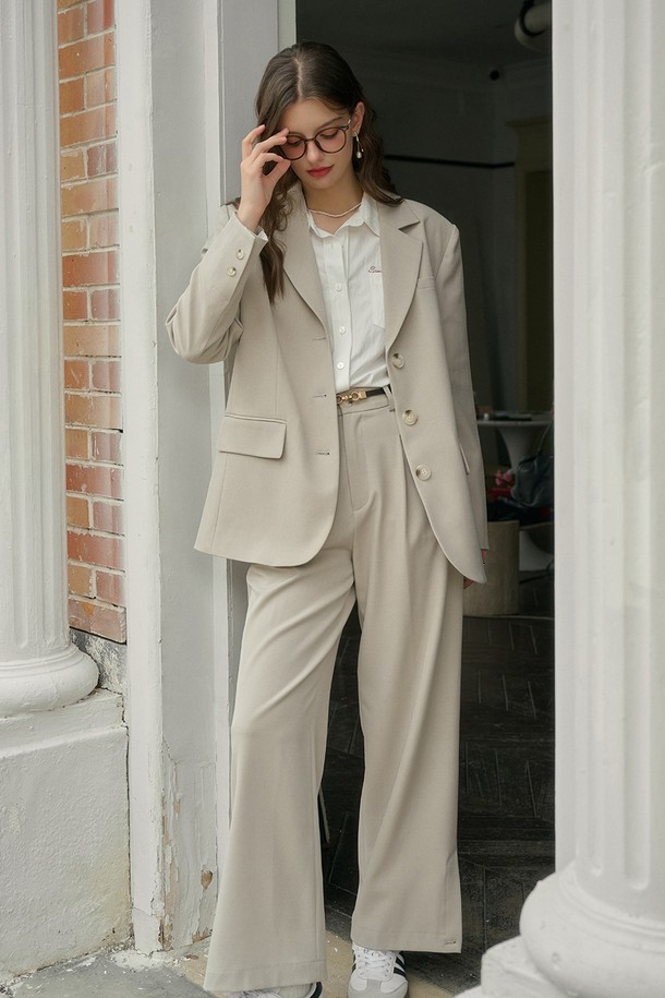 SR 클래식 커뮤터 팬츠는 여성용 슬랙스로, 일상 및 출근룩에 적합한 제품입니다. 라이트 그레이와 브라운 두 가지 색상으로 제공되며, 봄, 가을에 착용하기 좋습니다. 폴리에스테르와 스판덱스 혼방 소재로 제작되어 부드러운 촉감을 선사하며, 와이드 핏과 레귤러 핏으로 편안한 착용감을 제공합니다. 벨트 루프가 있으며, 재킷 또는 베스트와 함께 세트로 구성하여 정장 스타일 연출이 가능합니다. 미니멀하고 클래식한 디자인으로 오피스룩, 비즈니스 캐주얼에 활용하기 좋습니다.
