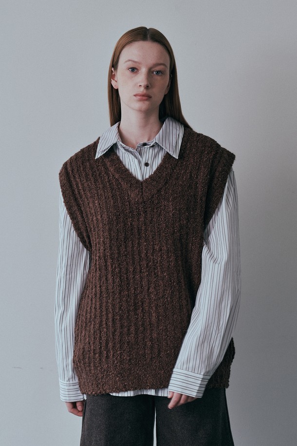 PIASTUDIO - 베스트 - BA_Solid color v-neck knitted vest_BROWN