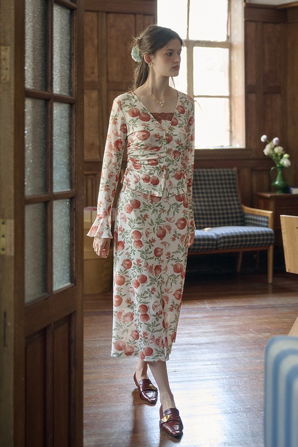 SR 로맨틱 프린트 슬립 드레스는 여성스러운 분위기를 연출하는 슬립 원피스입니다. 얇고 부드러운 폴리에스테르 소재로 제작되어 가볍고 편안한 착용감을 선사하며, 봄, 여름 계절에 어울리는 아이템입니다. 로맨틱한 플라워 패턴과 슬림핏, A라인 스커트 디자인이 여성스러운 실루엣을 강조합니다. V넥 민소매 디자인으로 데이트룩, 휴가룩, 여행룩 등 다양한 TPO에 활용 가능하며, 클래식하고 미니멀한 스타일을 연출하기 좋습니다. 라이트 베이지 컬러가 은은하고 세련된 분위기를 더합니다.
