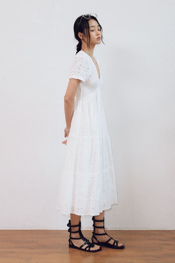 itte - 반소매 원피스 - IT_V-neck cut out dress_WHITE