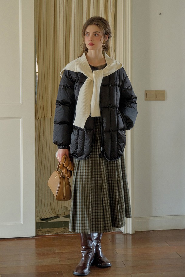 SR 니트 숄 덕다운 자켓은 겨울철 여성의 스타일을 책임질 아우터입니다. 블랙, 아이보리 두 가지 색상으로 출시되어 어떤 옷에도 쉽게 매치할 수 있으며, 캐주얼, 클래식, 미니멀 스타일을 모두 소화합니다. 숄 디테일이 돋보이는 디자인에 덕다운 충전재를 사용하여 보온성을 높였으며, 가볍고 부드러운 착용감을 선사합니다. 집업 방식으로 편안하게 입고 벗을 수 있으며, 크롭 기장과 오버핏으로 트렌디한 핏을 연출합니다. 출근룩부터 데이트룩까지, 다양한 TPO에 활용할 수 있는 실용적인 패딩 자켓입니다.
