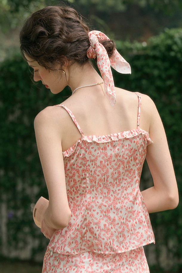 플라워 패턴이 돋보이는 핑크 컬러의 SR_Flower 스퀘어넥 이너탑입니다. 부드러운 폴리에스테르 소재로 제작되었으며, 얇은 두께감과 슬림핏으로 봄, 여름 데일리룩에 페미닌하고 로맨틱한 무드를 더합니다. 러플 디테일과 스트랩 디자인이 특징인 크롭 기장의 민소매 이너탑입니다.
