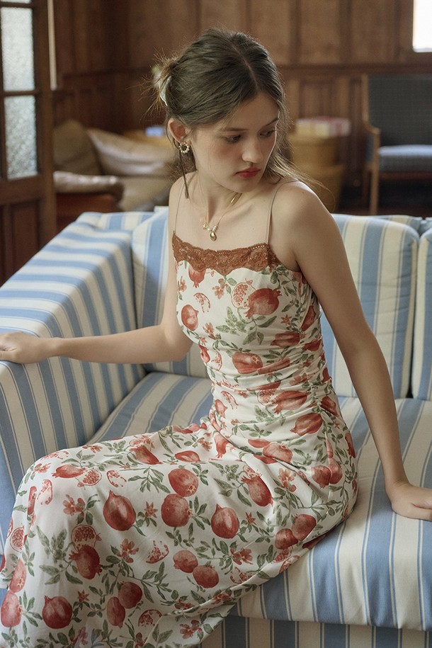 SR 로맨틱 프린트 슬립 드레스는 여성스러운 분위기를 연출하는 슬립 원피스입니다. 얇고 부드러운 폴리에스테르 소재로 제작되어 가볍고 편안한 착용감을 선사하며, 봄, 여름 계절에 어울리는 아이템입니다. 로맨틱한 플라워 패턴과 슬림핏, A라인 스커트 디자인이 여성스러운 실루엣을 강조합니다. V넥 민소매 디자인으로 데이트룩, 휴가룩, 여행룩 등 다양한 TPO에 활용 가능하며, 클래식하고 미니멀한 스타일을 연출하기 좋습니다. 라이트 베이지 컬러가 은은하고 세련된 분위기를 더합니다.
