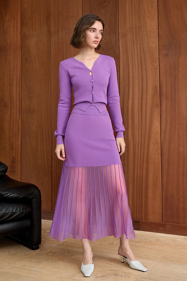 YY Temperament 니트 슬림 스커트는 우아하고 세련된 스타일을 연출하는 여성 의류입니다. 비스코스와 나일론 혼방 소재로 제작되어 봄, 가을에 적합하며, 부드러운 니트 촉감과 슬림핏 디자인이 특징입니다. 플리츠 치마 타입에 퍼플 컬러로 제공되어 데일리, 데이트룩, 이브닝웨어 등 다양한 상황에 잘 어울립니다.
