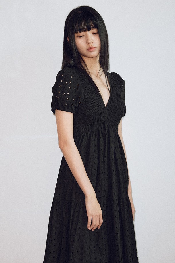 itte - 반소매 원피스 - IT_V-neck cut out dress_BLACK