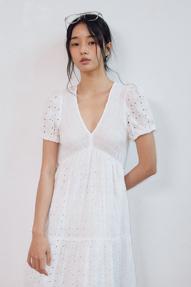 itte - 반소매 원피스 - IT_V-neck cut out dress_WHITE