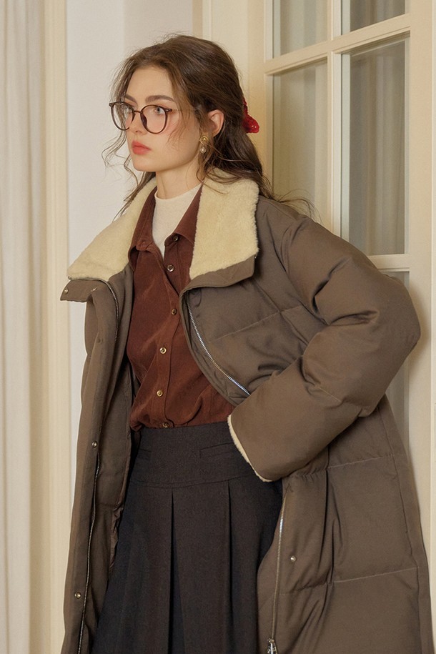 SR 덕 다운 미디 패딩_브라운은 여성 고객을 위한 겨울철 필수 아이템입니다. 부드러운 촉감의 덕다운 소재와 두꺼운 두께감으로 뛰어난 보온성을 제공하며, 캐주얼 및 베이직 스타일을 연출하기 좋습니다. 미디 기장에 레귤러 핏으로 편안한 착용감을 선사하며, 집업 여밈 방식과 긴 소매 디자인으로 활동성을 높였습니다. 무지 디자인에 퍼 카라 디테일을 더해 포근하고 세련된 느낌을 줍니다.
