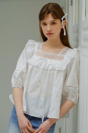 DD_Embroidery lace frill blouse