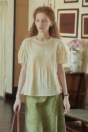 PM_Comfort lace neck blouse