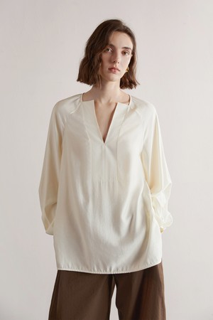 YY_Loose v-neck ivory wool shirt