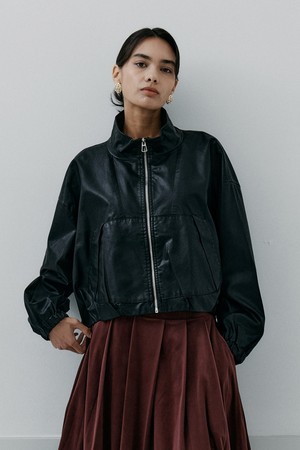 IT_Zippered crop leather jacket