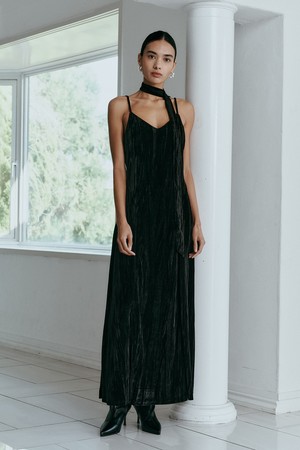 IT_Dark velvet slip dress