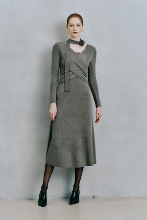 IT_V-neck cross scarf knit dress