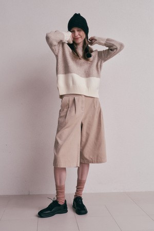 AR_Beige solid color bermuda pants