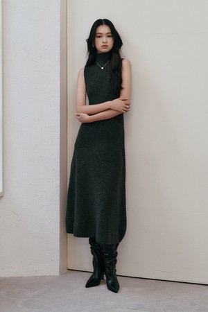 IT_Sleeveless turtleneck knit dress