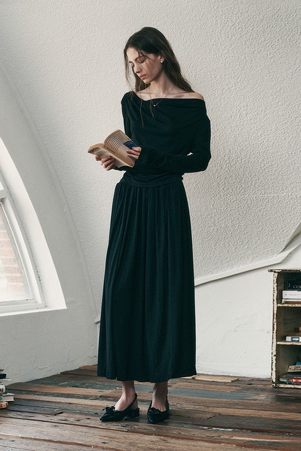 PM 오프숄더 탑 & 스커트 세트_2컬러는 여성스러운 무드를 연출하는 오프숄더 디자인의 세트 상품입니다. 부드러운 면, 모달, 스판덱스 혼방 소재로 제작되어 편안한 착용감을 선사하며, 봄, 가을 계절에 적합합니다. 얇은 두께감과 루즈핏으로 여유로운 실루엣을 연출하며, A라인 플레어 스커트가 우아함을 더합니다. 데이트룩, 카페룩, 모임룩 등 다양한 TPO에 활용 가능하며, 클래식, 미니멀, 레트로 스타일을 즐기는 분들께 추천합니다. 머플러 세트 구성과 허리 밴딩, 레트로 실루엣 디자인이 특징입니다.
