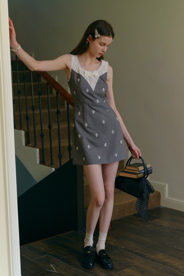 세스트_자수 보우 민소매 원피스는 로맨틱하고 페미닌한 무드를 연출하는 미니 원피스입니다. 부드러운 폴리에스터와 비스코스 혼방 소재로 제작되어 편안한 착용감을 선사하며, 얇은 두께감으로 봄, 여름 시즌에 시원하게 입을 수 있습니다. 스위트하트넥 라인과 A라인의 슬림핏, 은은한 자수 패턴이 여성스러운 분위기를 더하고, 리본 장식과 드레이핑 디테일이 돋보입니다. 데이트룩, 카페룩, 소개팅룩 등 특별한 날에 당신의 매력을 한층 돋보이게 해줄 아이템입니다. 안감이 있어 비침 걱정 없이 착용 가능합니다.
