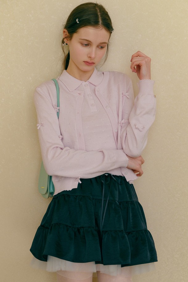 체스트 핑크 보우 니트 가디건은 부드러운 촉감의 폴리에스테르, 나일론, 실크 혼방 소재로 제작되어 우아하고 로맨틱한 분위기를 연출합니다. 얇은 두께감과 긴 소매 기장으로 봄, 가을에 활용하기 좋으며, 스위트하트넥과 리본 장식, 드레이핑 디테일이 여성스러운 매력을 더합니다. 핑크 파스텔 톤과 레귤러핏 디자인으로 데이트룩, 카페룩, 모임룩 등 다양한 TPO에 맞춰 로맨틱, 클래식, 미니멀 스타일을 연출할 수 있습니다. 무지 패턴으로 어떤 하의와도 쉽게 매치하여 세련된 스타일링을 완성할 수 있습니다.
