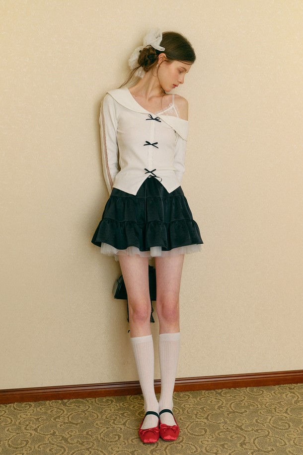 Cest_Puffy (세스트 퍼피) 밴딩 레이어드 스커트는 로맨틱한 분위기를 연출하는 여성용 레이어드 스커트입니다. A라인 핏과 무지 패턴, 블랙 컬러가 세련된 조화를 이루며, 밴딩 디테일과 드레이핑 디자인으로 여성스러운 실루엣을 강조합니다. 봄, 여름 시즌에 적합하며, 안감이 있어 비침 걱정 없이 편안하게 착용할 수 있습니다. 데이트룩, 카페룩, 모임룩 등 다양한 TPO에 활용하여 로맨틱, 클래식, 미니멀 스타일을 연출해보세요. 얇은 두께감의 폴리에스테르 소재로 제작되어 시원하고 가볍게 즐길 수 있습니다.
