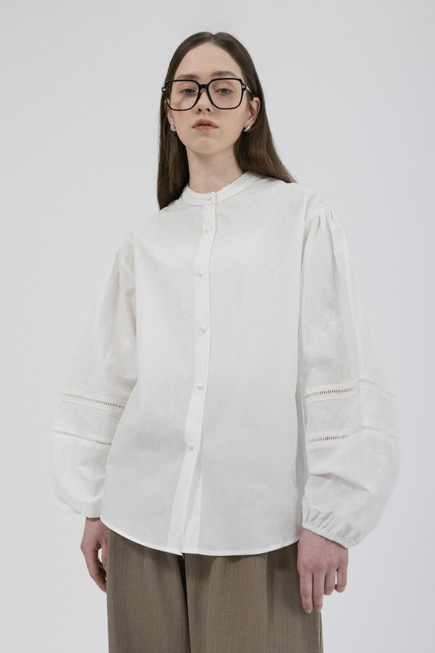 WE'DEE - 블라우스 - WD_Round neck pearl blouse_WHITE