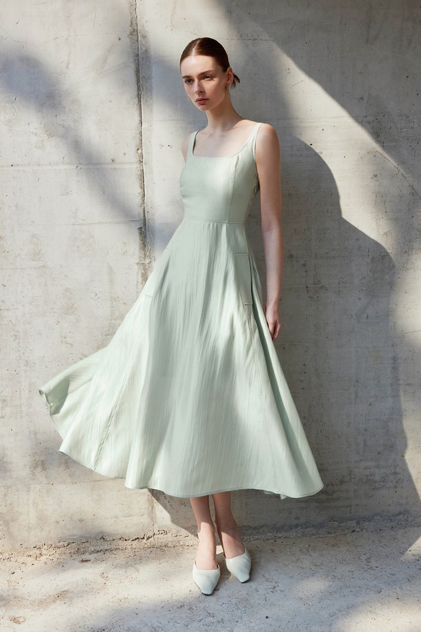 여성용 YY_Sleeveless 서스펜더 미디 드레스는 산뜻한 라이트 그린 색상의 A라인 플레어 스커트가 특징이며, 봄, 여름 시즌에 어울리는 우아하고 미니멀한 스타일을 연출합니다. 부드러운 비스코스와 나일론 혼방 소재로 제작되었으며, 얇은 두께와 레귤러 핏으로 편안한 착용감을 제공하고, 스퀘어넥 디자인과 포켓 디테일이 돋보입니다. 안감이 있어 비침을 방지하며, 무지 패턴이 특징인 민소매 서스펜더 미디 드레스로 일상에서 세련된 스타일을 완성할 수 있습니다.
