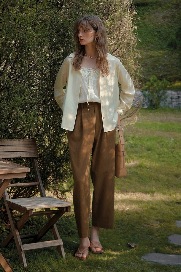 SR 워킹 컴포터블 릴랙스드 팬츠는 편안한 착용감을 선사하는 여성용 와이드 팬츠입니다. 부드러운 레미와 면 혼방 소재로 제작되어 통기성이 뛰어나 봄, 여름 시즌에 시원하게 입을 수 있습니다. 브라운 컬러의 무지 디자인에 '레트로' 감성을 더해 클래식하고 우아한 스타일을 연출합니다. 데이트룩이나 카페룩에 어울리며, 레귤러 핏과 긴 기장으로 편안함과 멋을 동시에 잡았습니다. 여성스러운 디테일이 돋보이는 얇은 두께의 와이드 팬츠입니다.
