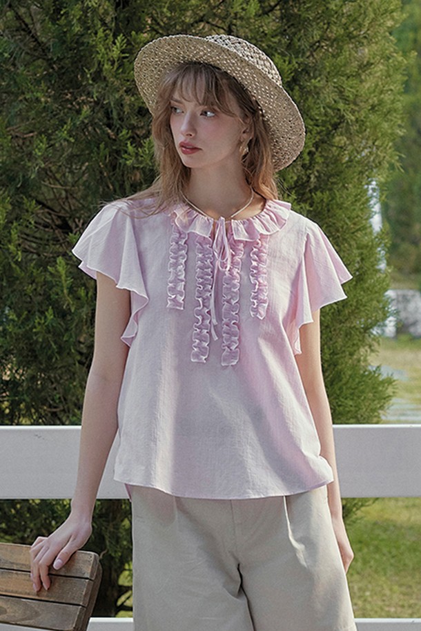 SR_Raspberry forest top은 부드러운 면 소재의 얇은 두께로 제작된 여성용 반소매 티셔츠입니다. 은은한 라이트 핑크 색상에 프릴과 리본 디테일이 더해져 우아하고 페미닌한 무드를 연출하며, 레트로 스타일까지 아우릅니다. 라운드넥 디자인의 레귤러 핏으로 편안하게 착용할 수 있으며, 안감이 있어 부담 없이 일상에서 즐겨 입기 좋습니다.
