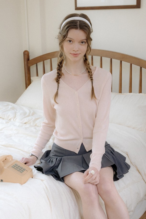 페미닌하고 베이직한 무드를 연출하는 V넥 니트 가디건입니다. 얇은 두께감으로 봄, 여름에 일상복으로 착용하기 좋으며, 부드러운 촉감과 프리사이즈 핏으로 편안하게 입을 수 있습니다. 핑크와 블랙 2가지 컬러로 구성되었으며, 무지 패턴의 긴소매 디자인이 특징입니다.
