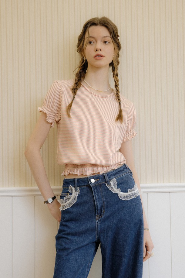 **DD_스트라이프 반팔 크롭탑**은 부드러운 면과 스판덱스 혼방 소재로 제작되어 편안한 착용감을 선사합니다. 우아한 분위기를 연출하는 스트라이프 패턴에 깃털 디테일이 더해져 여성스러운 매력을 돋보이며, 레드와 블랙 두 가지 색상으로 만나보실 수 있습니다. 라운드넥, 레귤러핏, 얇은 두께의 반소매 크롭 기장 티셔츠로, 봄, 여름 일상에서 스타일리시하게 활용하기 좋습니다.
