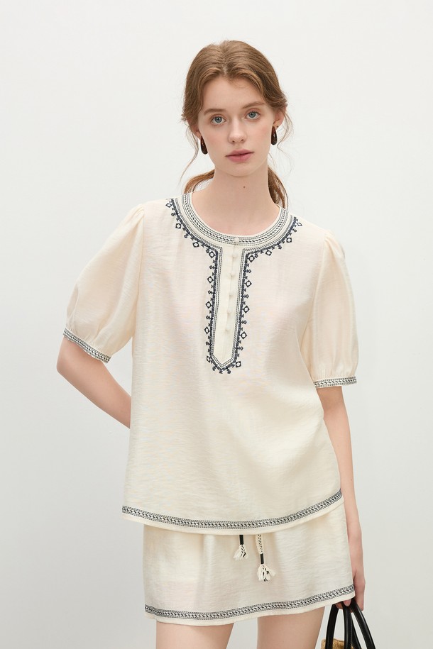 아이보리 색상의 여성용 보헤미안 자수 셔츠는 부드러운 LYOCELL 및 POLYAMIDE 혼방 소재로 제작되었으며, 브리즈 플러터 모먼트 디자인이 돋보입니다. 얇은 두께의 루즈핏 블라우스로, 라운드넥과 반소매 디자인이 특징이며, 봄, 여름철 일상복으로 적합합니다. 섬세한 자수 디테일이 우아한 무드를 더하며, 매칭 스커트는 별도로 구매할 수 있습니다.
