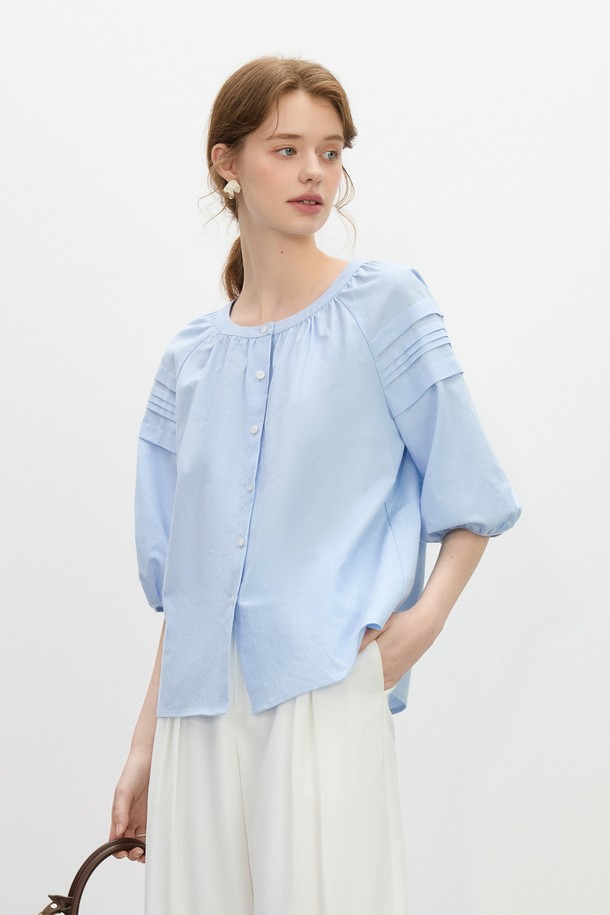 화이트, 블루 색상의 Linen lantern sleeve shirt는 린넨과 면 혼방 소재로 제작되어 부드러운 촉감을 자랑합니다. 7부 랜턴 소매 디자인이 돋보이는 이 셔츠는 라운드넥에 레귤러 핏으로, 봄, 여름철 일상에서 우아하고 베이직한 스타일을 연출하기에 좋습니다. 얇은 두께감으로 시원하게 착용 가능하며, 단추 여밈으로 간편하게 입을 수 있습니다.
