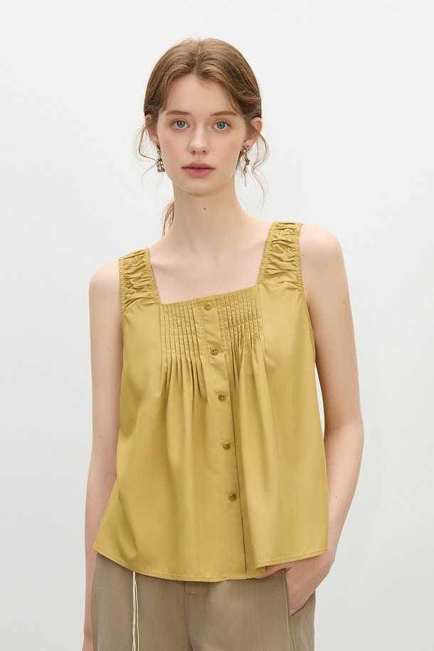 WD 플리츠 버튼 민소매 탑은 부드러운 비스코스, 나일론 혼방 소재로 제작되어 봄, 여름 시즌에 시원하고 편안하게 착용할 수 있습니다. 우아한 스퀘어넥 라인과 플리츠, 버튼, 프릴 디테일이 여성스러운 분위기를 연출하며, 레귤러핏과 무지 패턴으로 다양한 하의와 쉽게 매치할 수 있습니다. 머스타드 컬러의 민소매 디자인으로 세련된 일상 스타일을 완성해보세요.
