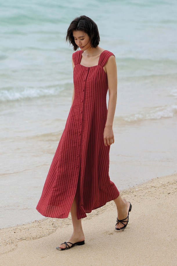 **레드 스트라이프 와이드 스트랩 드레스**

여성스러운 무드를 연출하는 레드 컬러의 스트라이프 패턴 원피스입니다. 폴리에스테르와 스판덱스 혼방 소재로 제작되어 편안한 착용감을 선사하며, 안감이 있어 비침 걱정 없이 입을 수 있습니다. 와이드 스트랩 디자인과 스퀘어넥 라인이 세련된 느낌을 더하고, 루즈핏 맥시 기장으로 우아한 분위기를 연출합니다. 데이트룩, 카페룩, 휴가룩 등 다양한 TPO에 활용 가능하며, 미니멀, 클래식, 리조트 스타일을 즐겨 입는 분들께 추천합니다.
