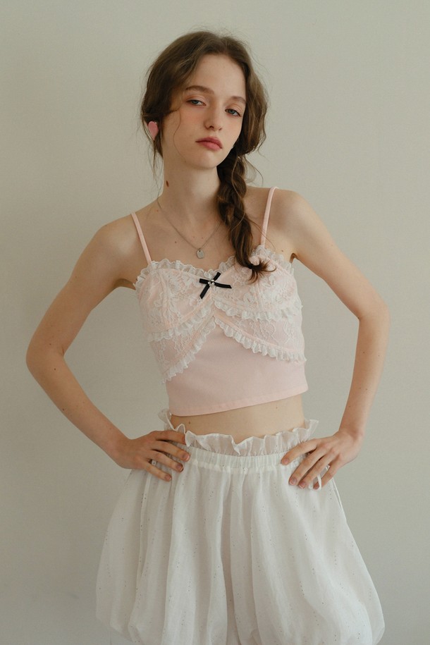 사랑스러운 러플 레이스 트리밍이 돋보이는 핑크색 크롭 캐미솔입니다. 봄, 여름 시즌에 어울리는 얇고 부드러운 면, 비스코스, 폴리에스테르 혼방 소재로 제작되었으며, 스퀘어넥과 슬림핏 디자인이 로맨틱하고 우아한 무드를 연출합니다. 스파게티 스트랩과 레이스 패턴이 특징이며, 일상복으로 활용하기 좋습니다 (코디 제품 별도 판매).
