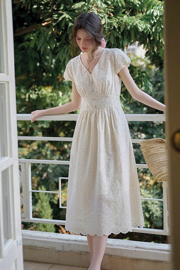 아이보리 색상의 컷아웃 자수 브이넥 원피스로, 면 소재를 사용하여 부드러운 촉감을 자랑하며 얇은 두께로 여름철에도 시원하게 착용할 수 있습니다. 허리 밴딩 디테일과 컷아웃 자수 디테일이 돋보이며, 안감이 있어 착용감이 좋고 미디 길이로 우아한 분위기를 연출합니다. 데일리룩은 물론 피크닉룩에도 잘 어울리는 레귤러핏 반소매 원피스입니다.
