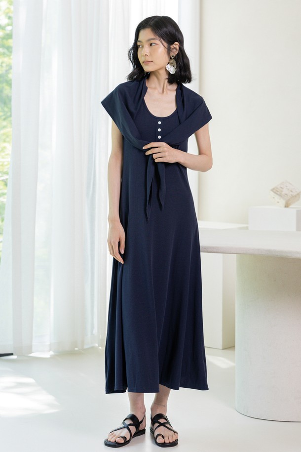 민소매 버튼 원피스, 2가지 색상으로 만나보세요. 부드러운 면 소재로 제작되어 편안한 착용감을 선사하며, 봄, 여름 시즌에 활용하기 좋습니다. 라운드넥 디자인에 무지 패턴으로 어떤 스타일에도 잘 어울립니다. 스카프 세트 구성으로 다양한 연출이 가능하며, 버튼 디테일이 포인트를 더합니다. 루즈핏으로 편안하게 착용할 수 있으며, 동네 마실룩, 카페룩 등 캐주얼하고 미니멀한 스타일을 연출하기 좋습니다.
