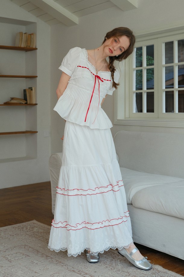 화이트 레이스 포켓 스커트입니다. 부드러운 면 소재로 제작되어 봄, 여름 시즌에 시원하게 착용하기 좋습니다. 우아한 분위기를 연출하는 A라인 핏의 맥시 기장 스커트로, 레이스 패턴과 리본 장식이 여성스러운 매력을 더합니다. 안감이 있어 비침 걱정 없이 편안하게 입을 수 있으며, 티어드 디테일이 돋보입니다. 데이트룩, 카페룩, 모임룩 등 다양한 TPO에 활용할 수 있으며, 클래식, 로맨틱, 미니멀 스타일을 즐겨 입는 분들께 추천합니다.
