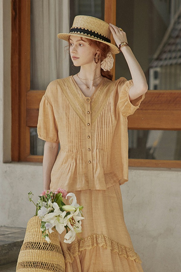 U~aril의 Summer pleat v-neck shirt는 봄, 여름 시즌을 위한 여성 상의입니다. 우아하고 베이직한 스타일의 레귤러핏 옐로우 색상 반소매 셔츠로, 브이넥 디자인과 플리츠 디테일이 특징입니다. 폴리에스테르 소재의 무지 패턴으로 제작되어 일상복으로 활용하기 좋습니다.
