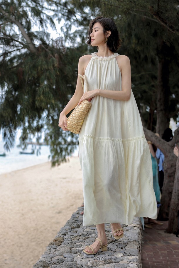 LS 프렌치 홀터넥 드레스는 우아함과 캐주얼함을 동시에 선사하는 여성용 홀터넥 원피스입니다. 부드러운 비스코스, 나일론 혼방 소재로 제작되어 편안한 착용감을 자랑하며, A라인 플레어 치마는 여성스러운 실루엣을 연출합니다. 아이보리 컬러의 무지 디자인은 어떤 스타일에도 잘 어울리며, 안감이 있어 비침 걱정 없이 즐길 수 있습니다. 민소매 디자인으로 봄, 여름 휴가룩, 리조트룩, 여행룩에 적합하며, 슬립 드레스가 내장되어 편안함을 더했습니다.
