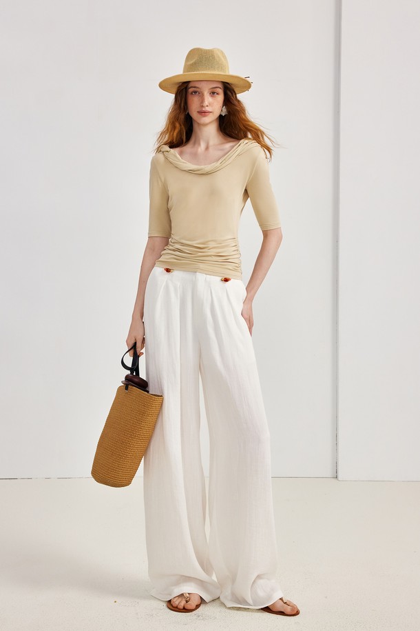 얇은 스트레이트 와이드 레그 뗌-바지 (2컬러)는 미니멀하고 페미닌한 무드를 연출하는 여성용 바지입니다. 비스코스와 나일론 혼방 소재로 제작되어 부드러운 촉감과 편안한 착용감을 선사하며, 얇은 두께감으로 봄, 여름 시즌에 활용하기 좋습니다. 루즈핏의 와이드, 스트레이트 핏으로 체형 커버에 효과적이며, 밴딩 처리되어 편안함을 더했습니다. 화이트와 블랙 두 가지 컬러로 출시되어 데이트룩과 같은 다양한 일상 스타일을 연출할 수 있습니다. 모델 착용 사이즈는 S이며, 모델 신장은 175cm입니다.
