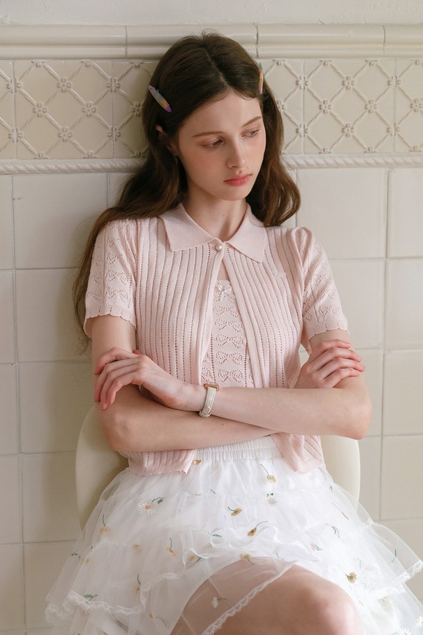 여성스러운 핑크 컬러의 크로셰 칼라 반소매 가디건입니다. 부드러운 폴리에스터와 비스코스 혼방 소재로 제작되어 얇고 가벼운 착용감을 선사하며, 레이스 패턴과 크로셰 디테일이 우아한 무드를 더합니다. 버튼 여밈 방식의 레귤러핏 디자인으로, 봄, 여름철 일상복으로 활용하기 좋습니다.
