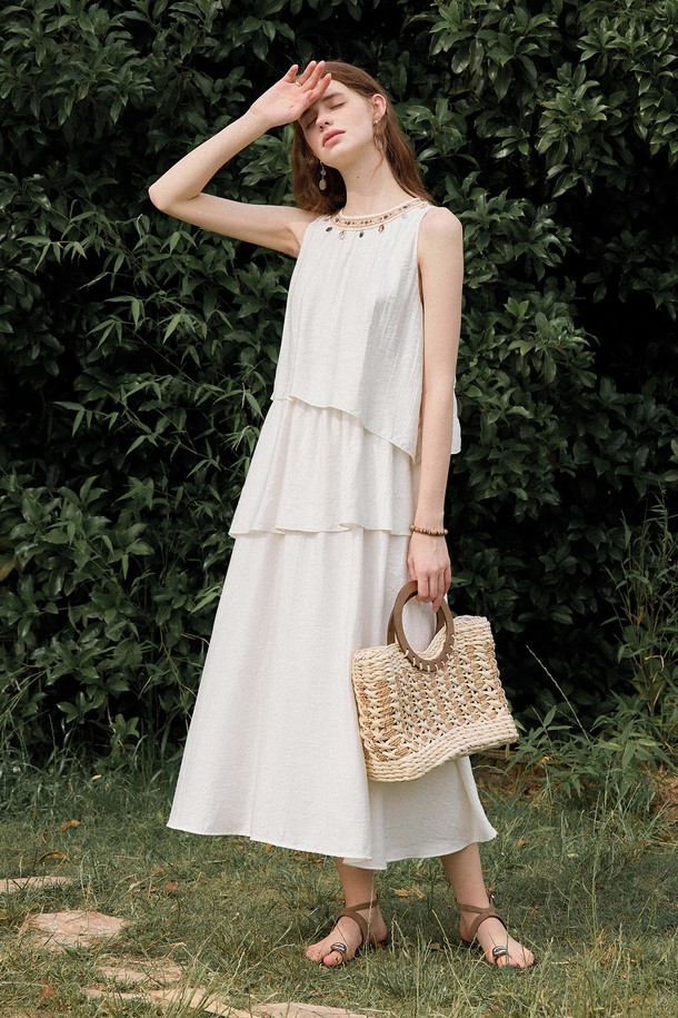 바캉스 레이어드 민소매 원피스는 여성스러움과 편안함을 동시에 선사하는 아이템입니다. 부드러운 비스코스, 나일론 혼방 소재로 제작되어 봄, 여름 시즌에 시원하게 착용하기 좋습니다. 라운드넥 디자인과 루즈핏으로 편안한 착용감을 제공하며, 레이어드 디테일이 우아한 무드를 더합니다. 아이보리 컬러의 무지 패턴으로 어떤 스타일에도 쉽게 매치 가능하며 데일리룩, 휴가룩, 여행룩 등 다양한 TPO에 활용할 수 있습니다. 안감이 있어 비침 걱정 없이, 미니멀하고 캐주얼한 스타일을 연출해보세요.
