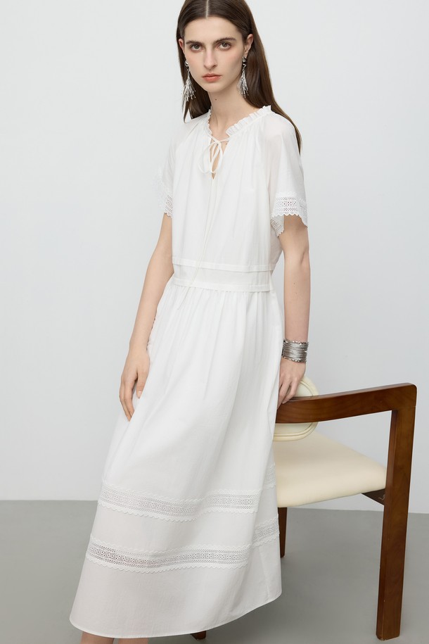 여성스러운 매력을 더해줄 레이스 스티칭 반소매 맥시 원피스입니다. 부드러운 면 소재에 화이트 컬러의 레이스 패턴이 우아한 분위기를 연출하며, 브이넥과 A라인 핏으로 여성스러운 실루엣을 강조합니다. 넥타이 스트링 디테일과 안감, 얇은 두께로 여름철 데일리룩에 시원하고 편안하게 착용할 수 있습니다.
